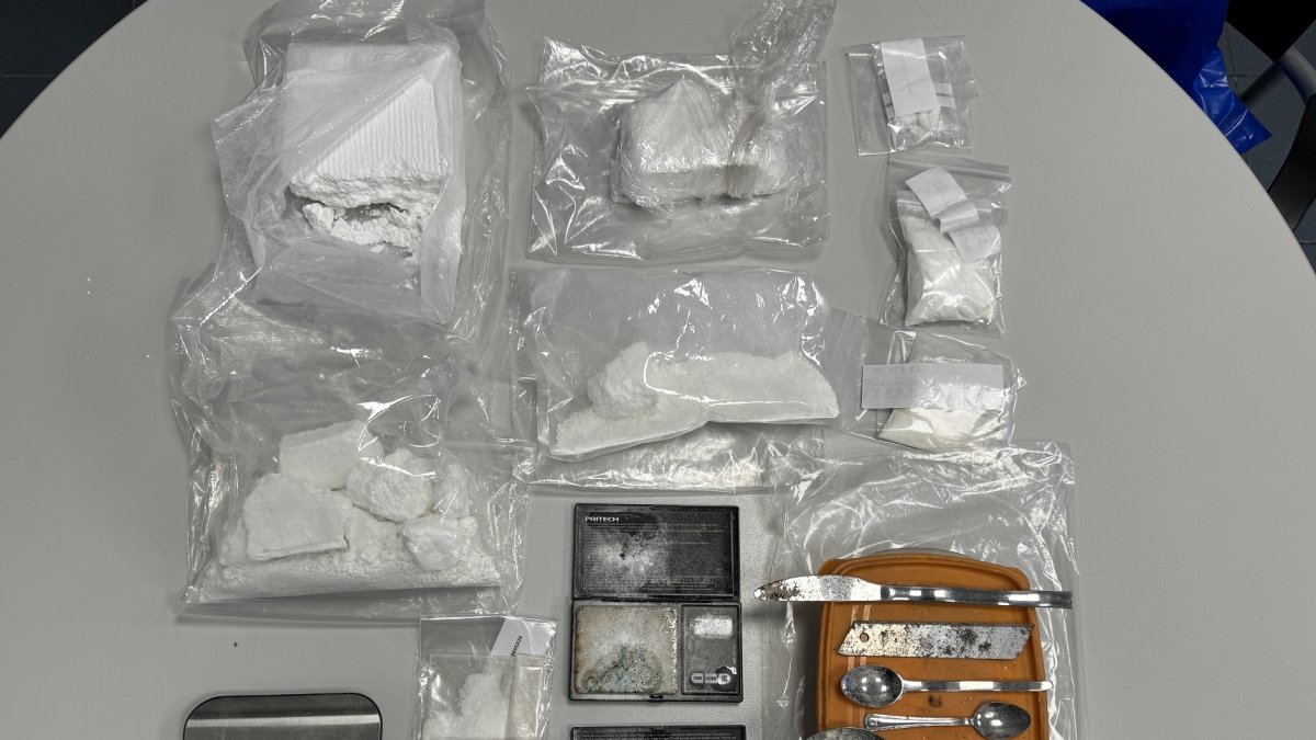 Imatge de la cocaïna, de les bàscules de precisió i del material per tallar la droga.