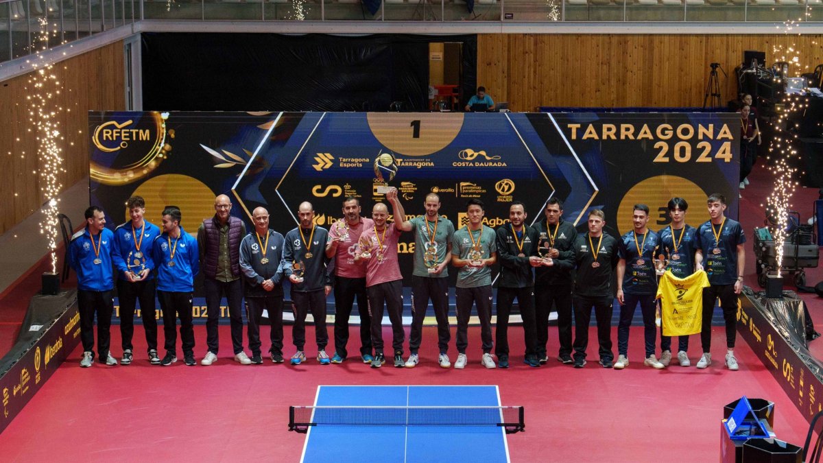 Marc Duran, Norbert Tauler i Joan Masip, a l’esquerra, al podi final de la Copa del Rei.