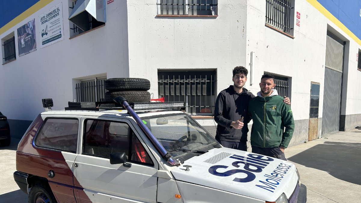 Albert Puig i Pau Rosell posen amb el Seat Marbella amb el qual participaran en la Maroc Challenge.
