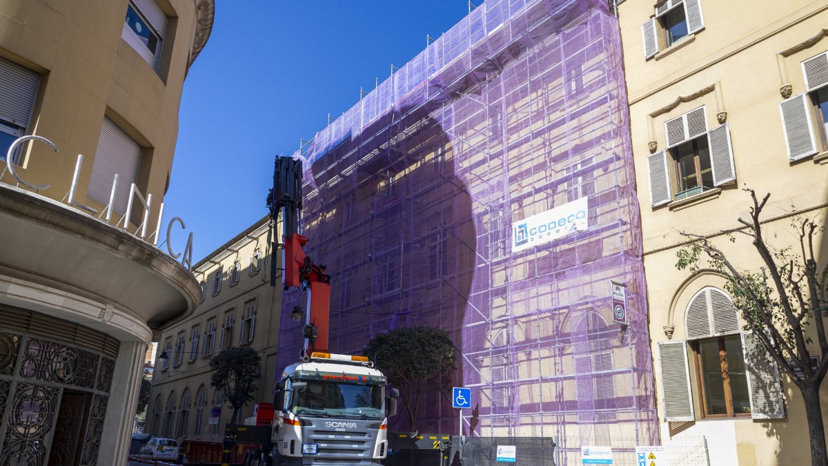 Les bastides instal·lades per executar les obres de la teulada.