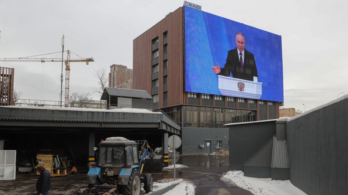 Una enorme pantalla transmet el discurs al carrer a Moscou.
