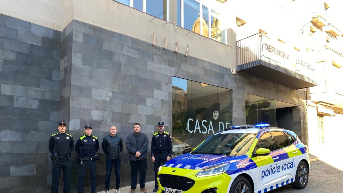 Dos nous agents i cotxe patrulla per a la Policia Local d'Alcarràs