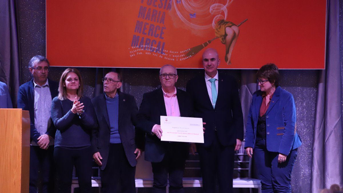 El moment de l’entrega del Premi Maria-Mercè Marçal a l’escriptor Ricard Garcia.