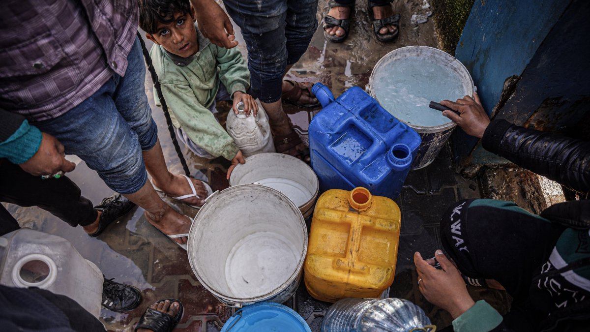 Punt de recollida d’aigua potable a Rafah, al sud de Gaza.