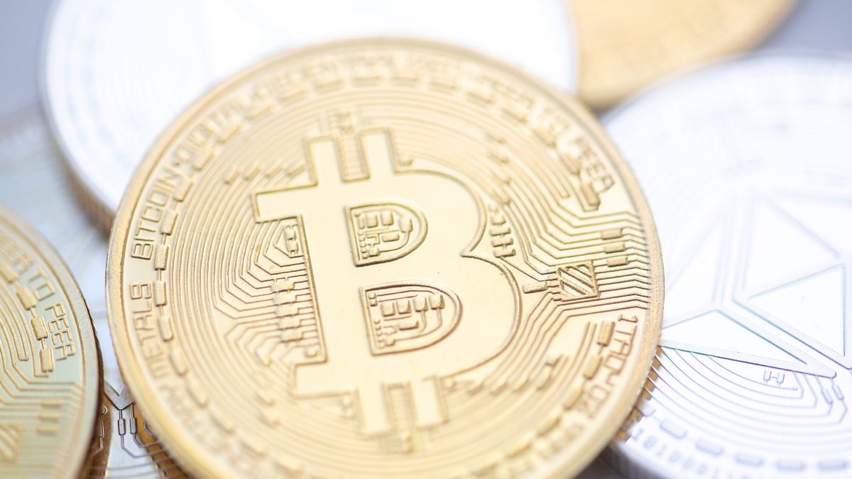 Monedes bitcoin i ethereum disposades sobre una taula.