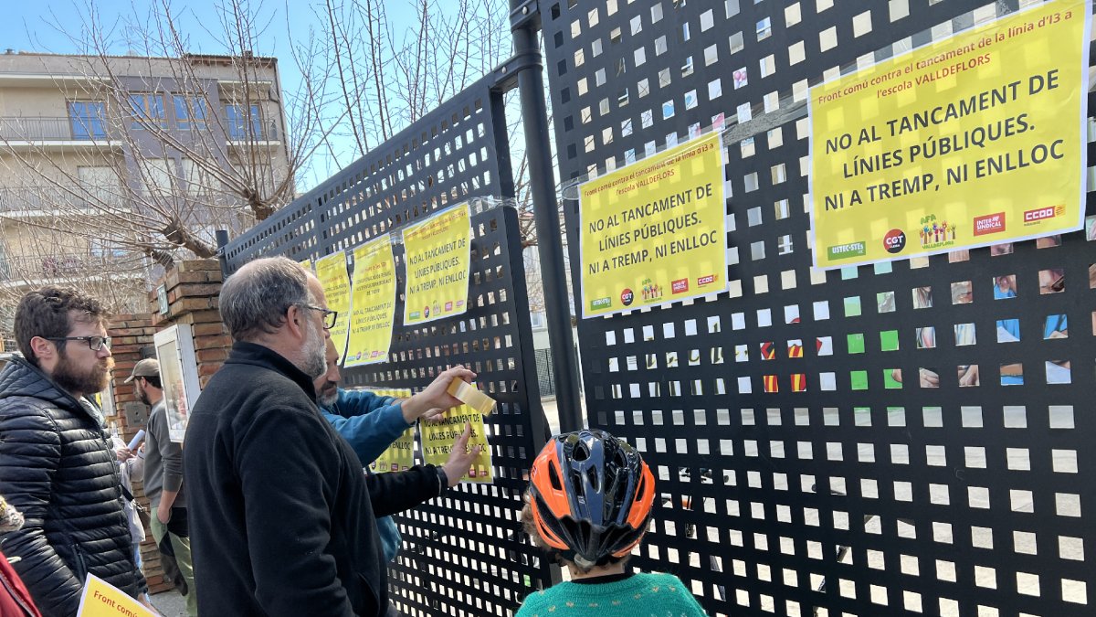 Les famílies van penjar pancartes i recullen firmes contra el tancament de la línia d’I3.
