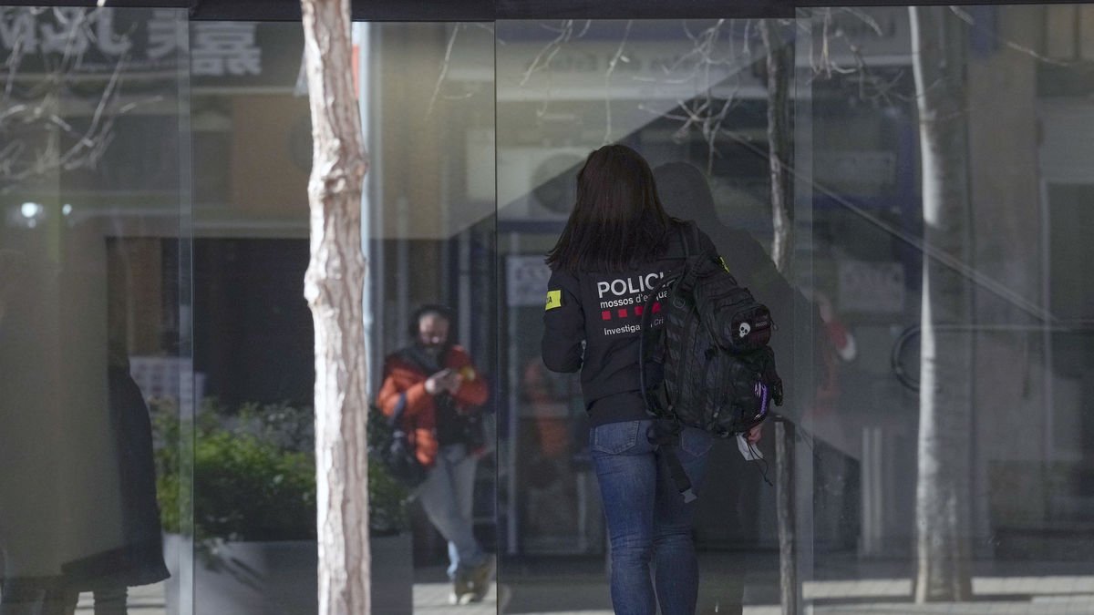 Una agent dels Mossos, dimarts durant l’escorcoll efectuat a la seu de la Federació Catalana.