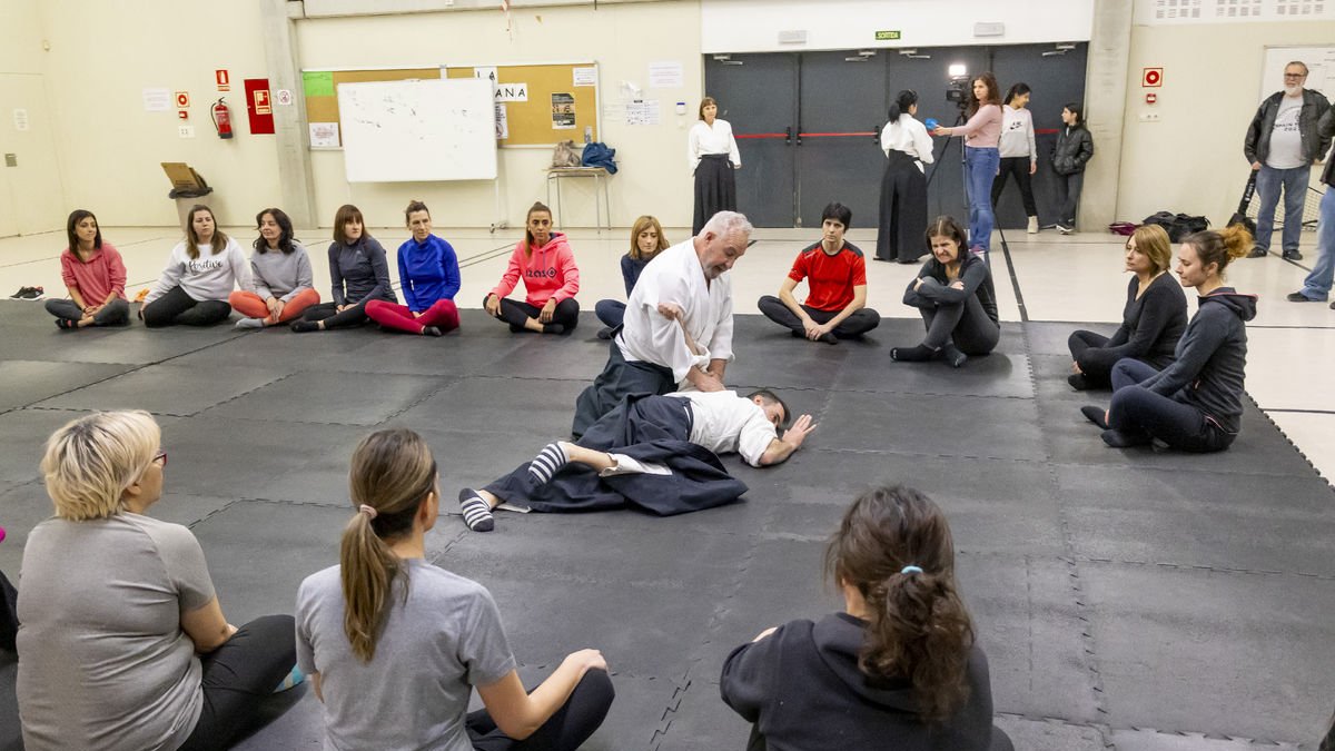 Inici del curs de defensa amb aikido ahir al poliesportiu de l’escola La Mitjana de Pardinyes.