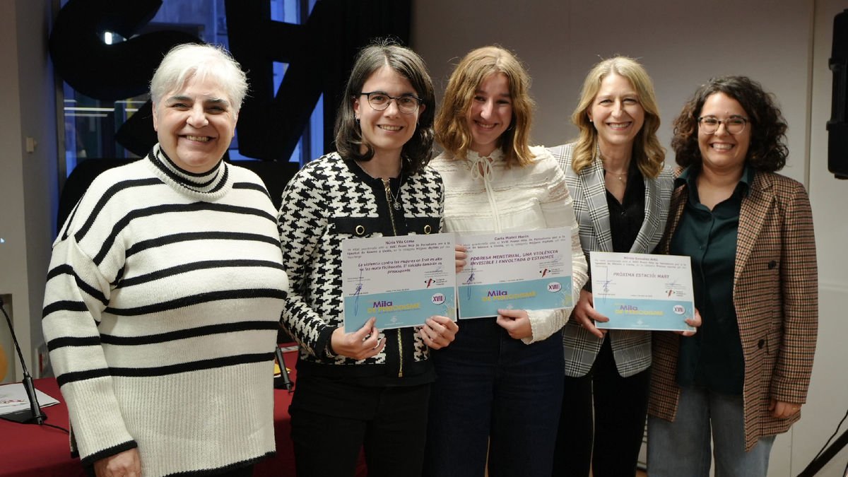 Impulsores i guanyadores del XVII Premi Mila de Periodisme, ahir a l’Escola d’Art Municipal.