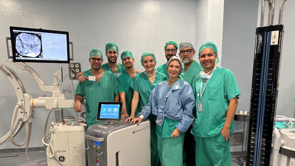 L’equip del servei d’Urologia de l’hospital Arnau de Vilanova amb el nou làser de fibra de tuli.