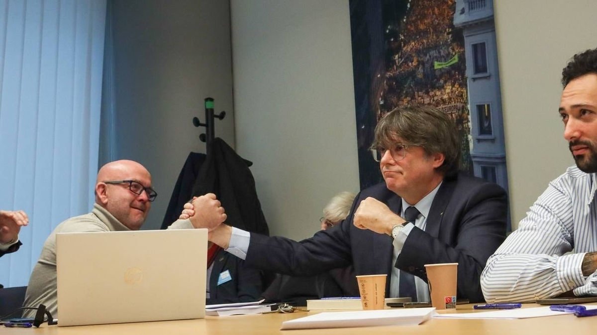 Carles Puigdemont amb el seu advocat en una foto d’arxiu.