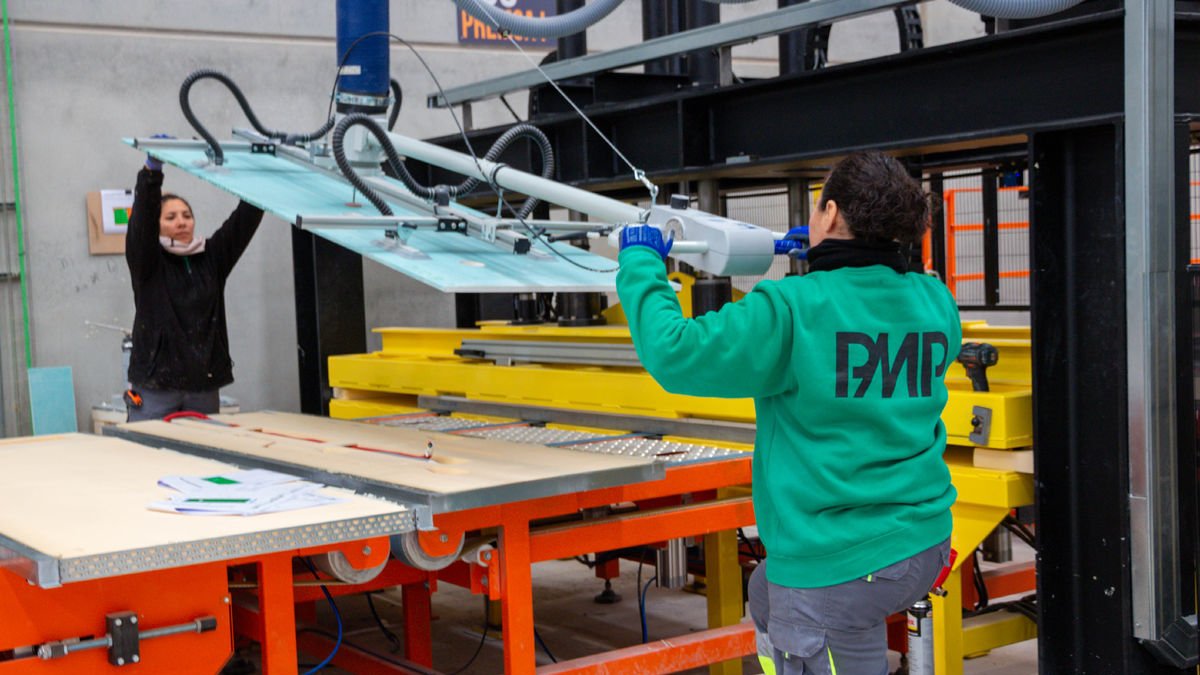 Elietsi i Edilma, manejant maquinària a la nau industrial de PMP Prêt-à-porter Cases.