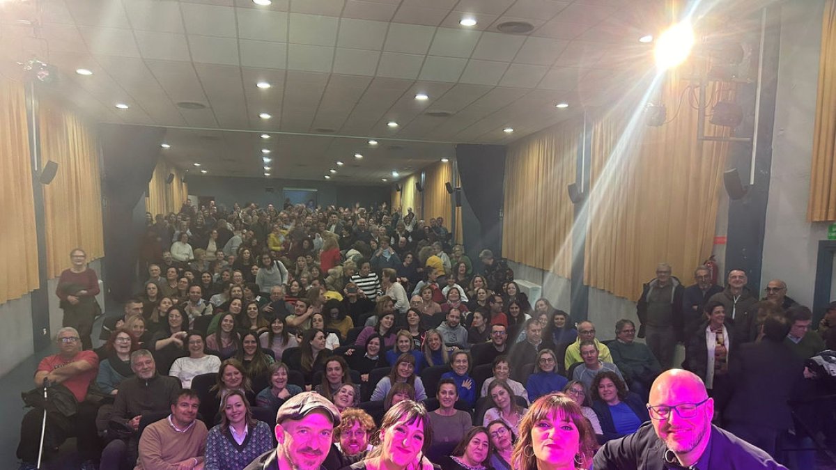Rozalén omple el Teatre de Binèfar en un concert per celebrar el Dia de les Dones