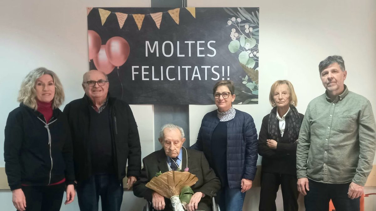 Reconeixement al veí de la Pobla Manuel Azcona pel seu centenari