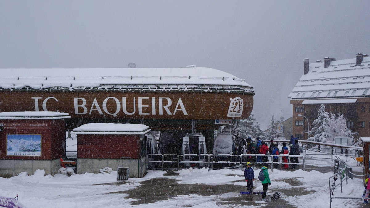 Esquiadors ahir sota la neu a Baqueira.