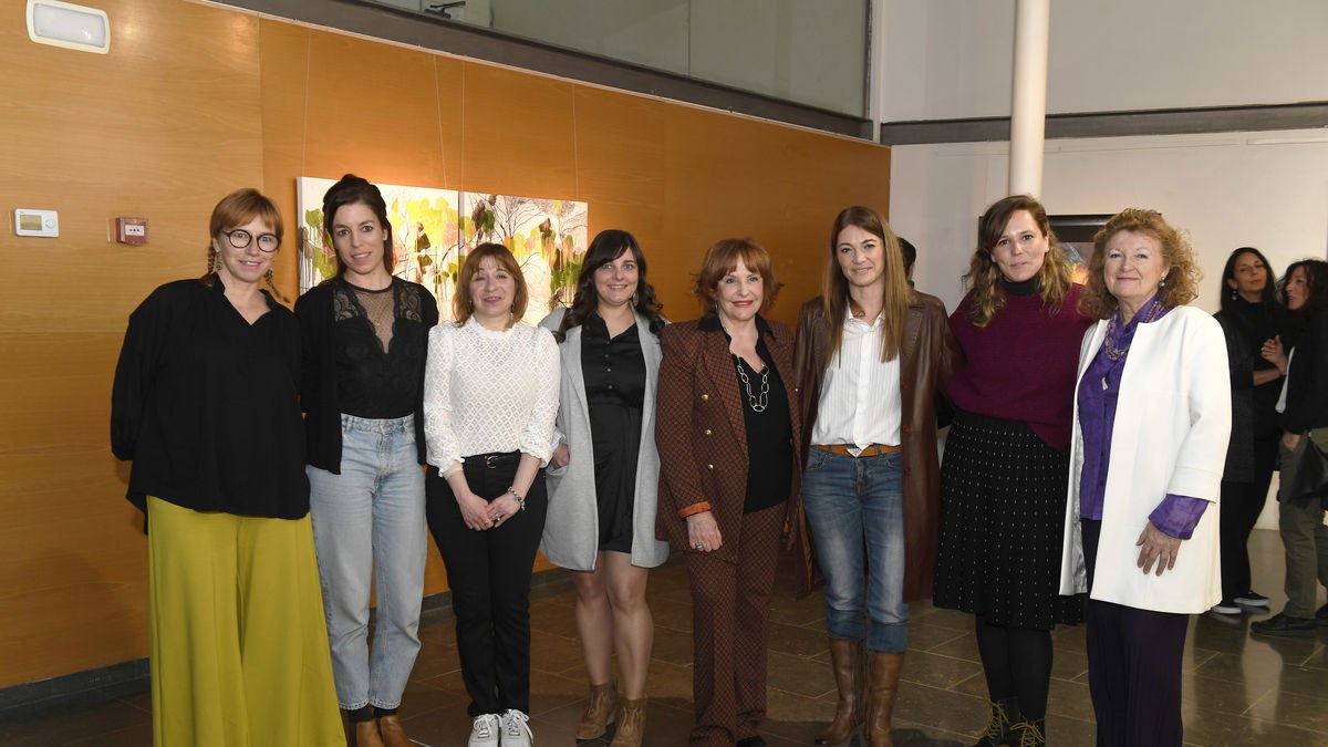Un moment de la inauguració de l’exposició ‘Dona i Terra’, ahir a l’Espai Cavallers de Lleida.