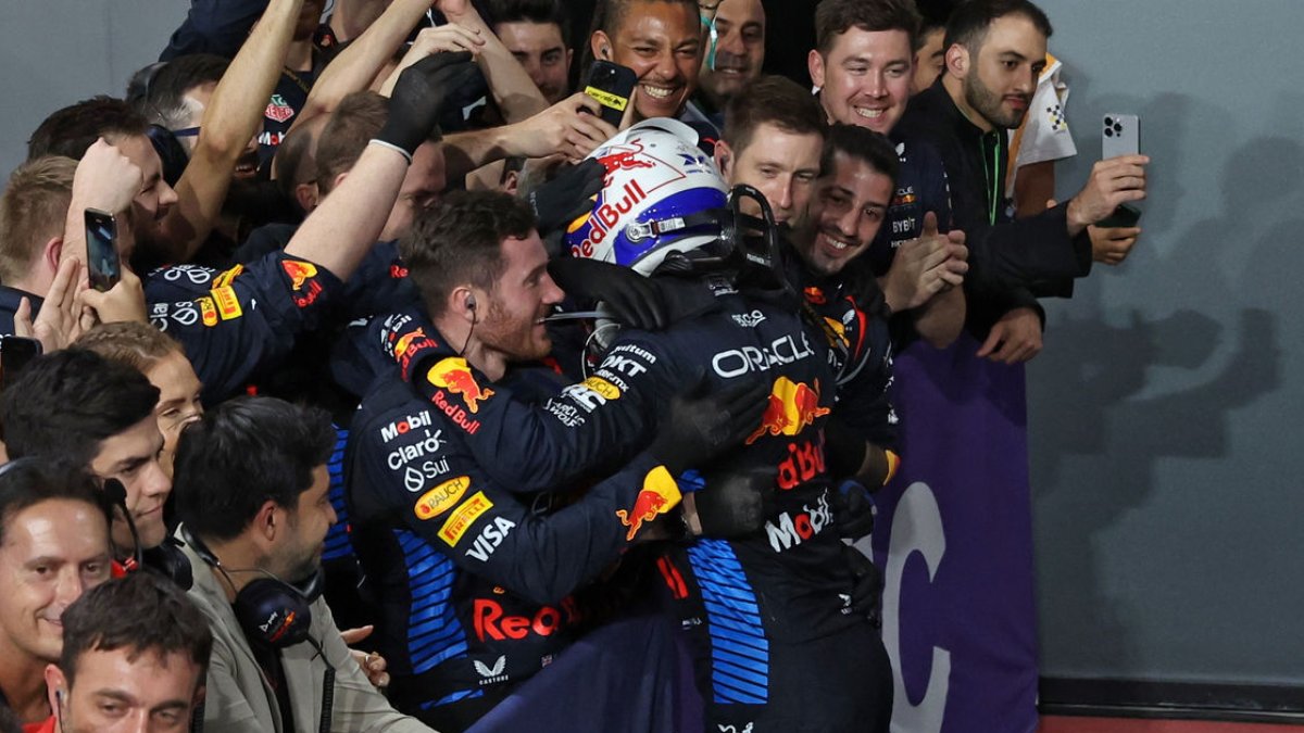 Max Verstappen celebra la seua nova victòria amb els membres del seu equip.