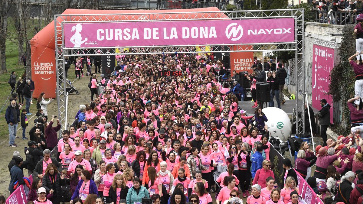Un moment de la multitudinària sortida de la Cursa de la Dona Nayox de Lleida, ahir a la canalització del riu Segre.