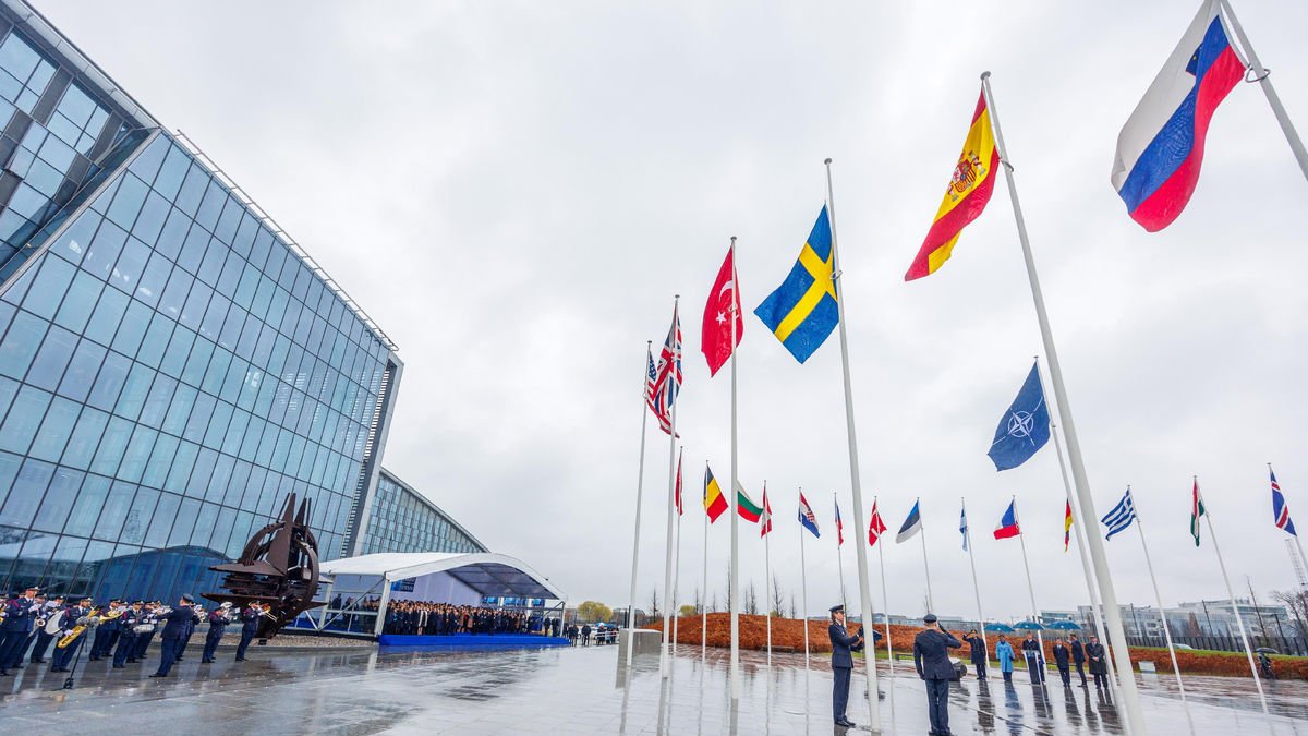 Hissat de la bandera sueca a la seu de l’OTAN a Brussel·les.