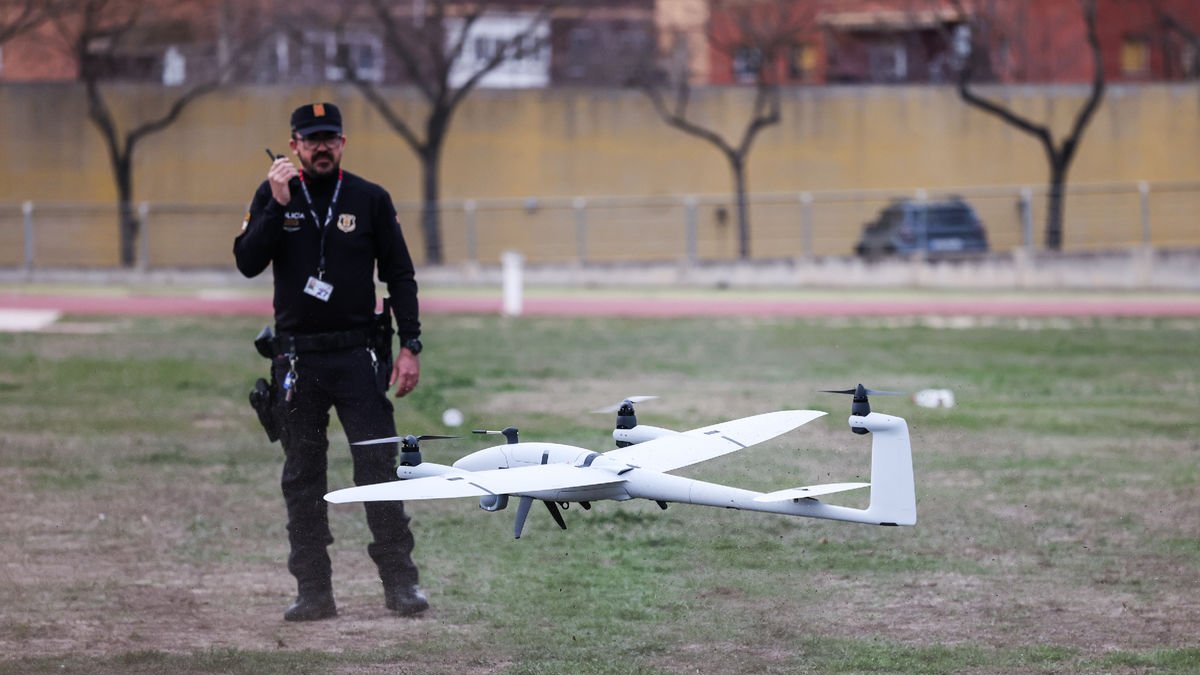 Interior va presentar el 21 de febrer el desplegament territorial i l’adquisició de 24 drons, entre els quals un que incorpora IA, a la imatge.