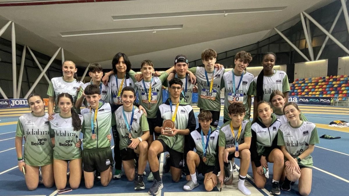 Atletes dels equips masculí i femení sub-16 que van competir a Sabadell.