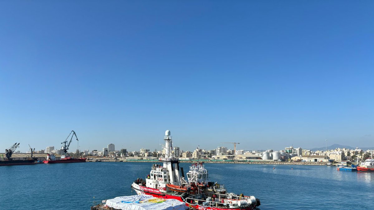 El vaixell d’Open Arms carregat amb 200 tones d’ajuda humanitària per a la Franja de Gaza va salpar ahir.