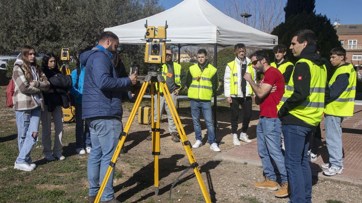 La jornada pràctica de topografia va reunir unes 120 persones ahir a la capital de l’Urgell.