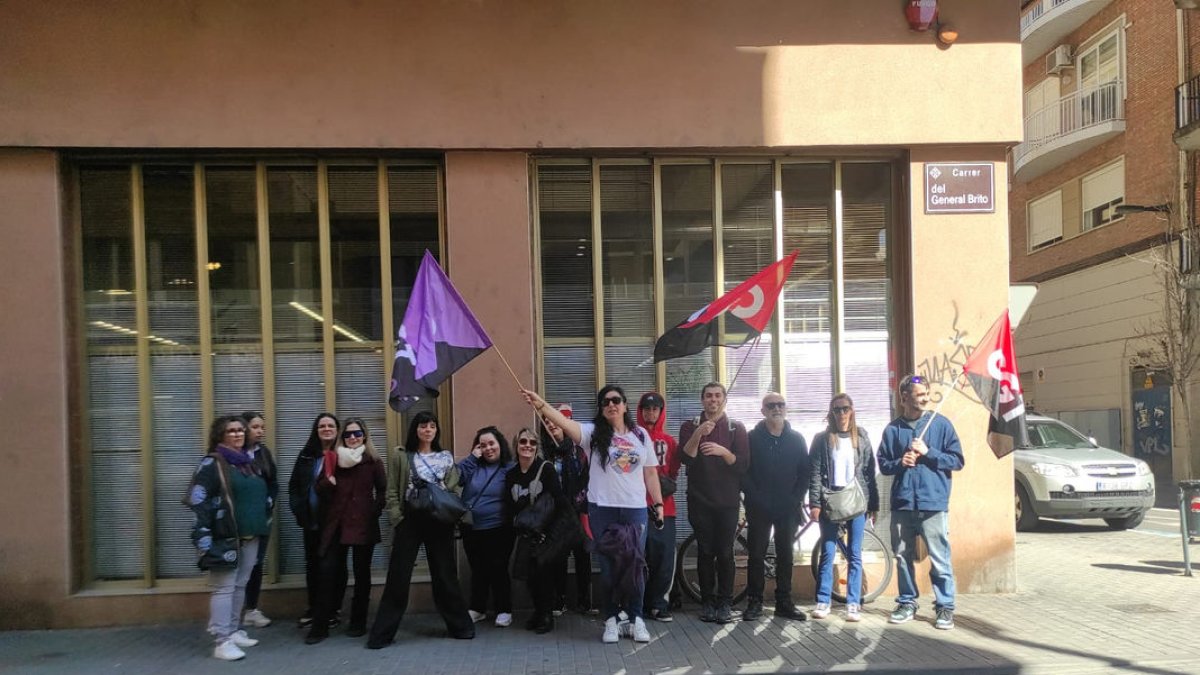 Els treballadors, davant del departament de Treball a Lleida.