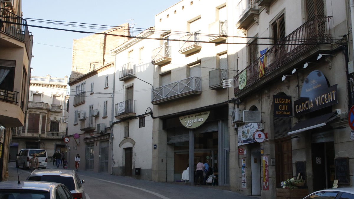 Miquel Gaya, al seu comerç d’alimentació de l’Espluga Calba, que ja va obrir el seu avi el 1932.