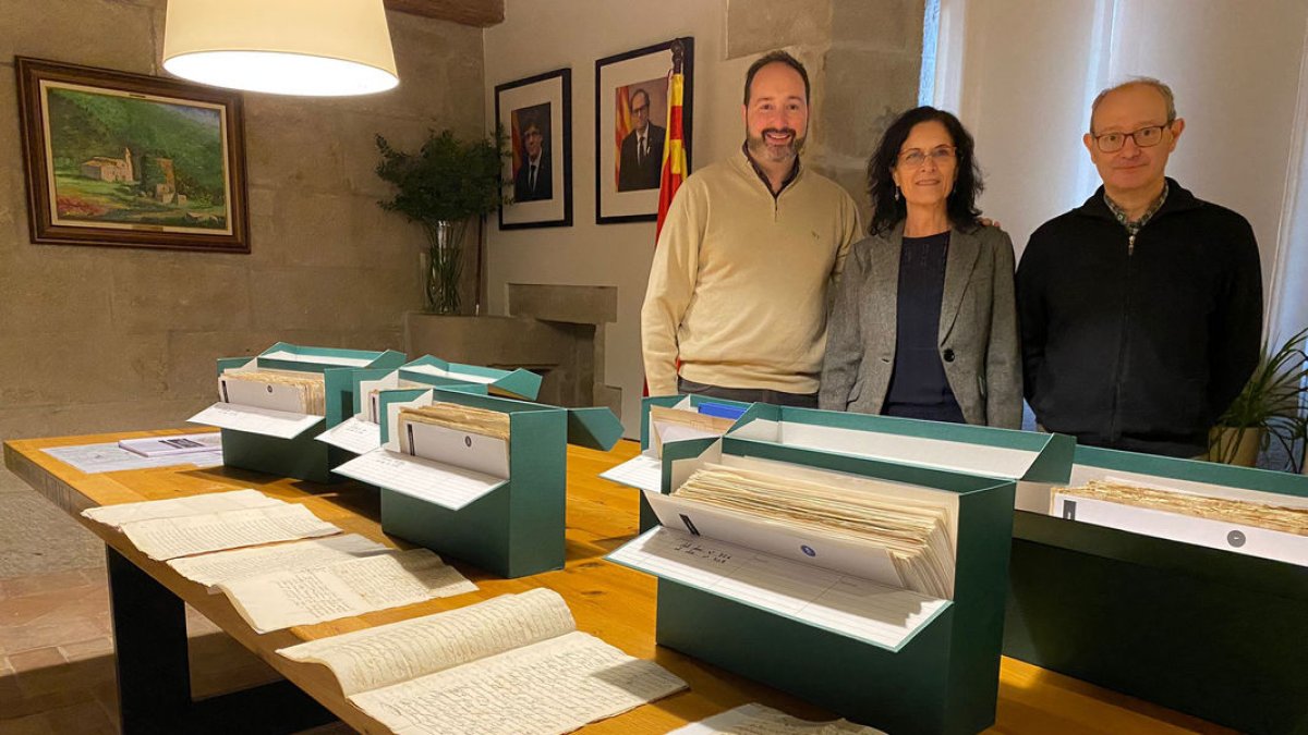 Imma Nadal, al centre, ha cedit a l’Arxiu del Solsonès més de 6.000 documents històrics.