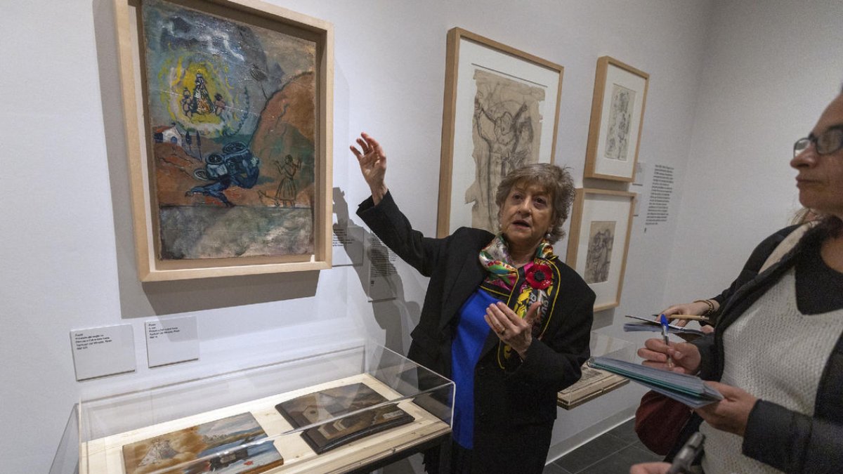 La comissària de l’exposició, Claustre Rafart, explicant un dels quadres de la mostra al Museu Diocesà.