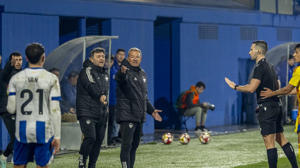 Ángel Viadero discuteix amb l’àrbitre en el partit de la jornada passada amb l’Espanyol B.