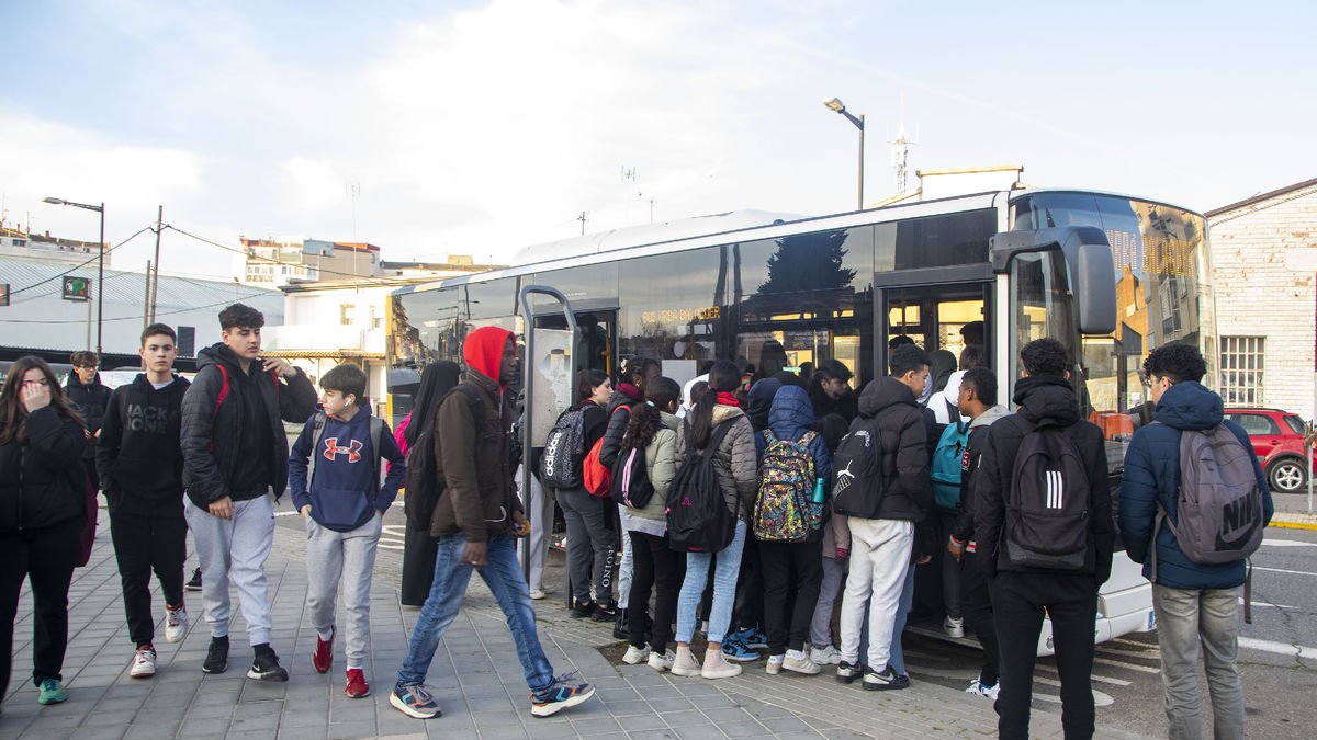 Joves a la parada del bus de la capital de la Noguera de l’institut Ciutat de Balaguer, situada al carrer Noguera Pallaresa.