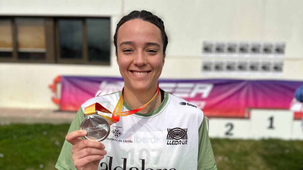 L’atleta de l’Aldahra Lleida UA posa amb la medalla de plata.