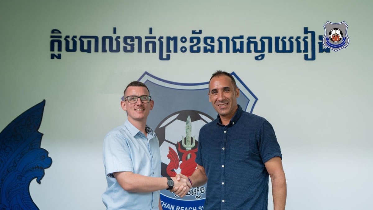 Pep Muñoz, a la dreta, amb el mànager general del club cambodjà, l’escocès Chris Grant.