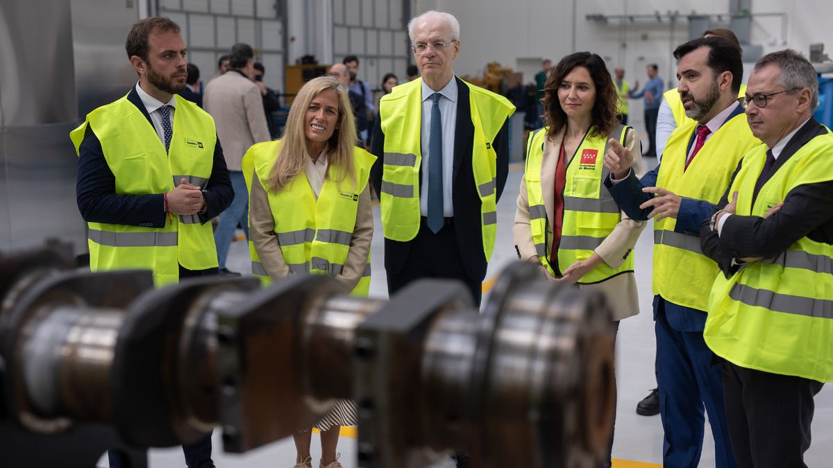 La presidenta madrilenya, Isabel Díaz Ayuso, ahir durant una visita a una empresa a Arganda del Rey.