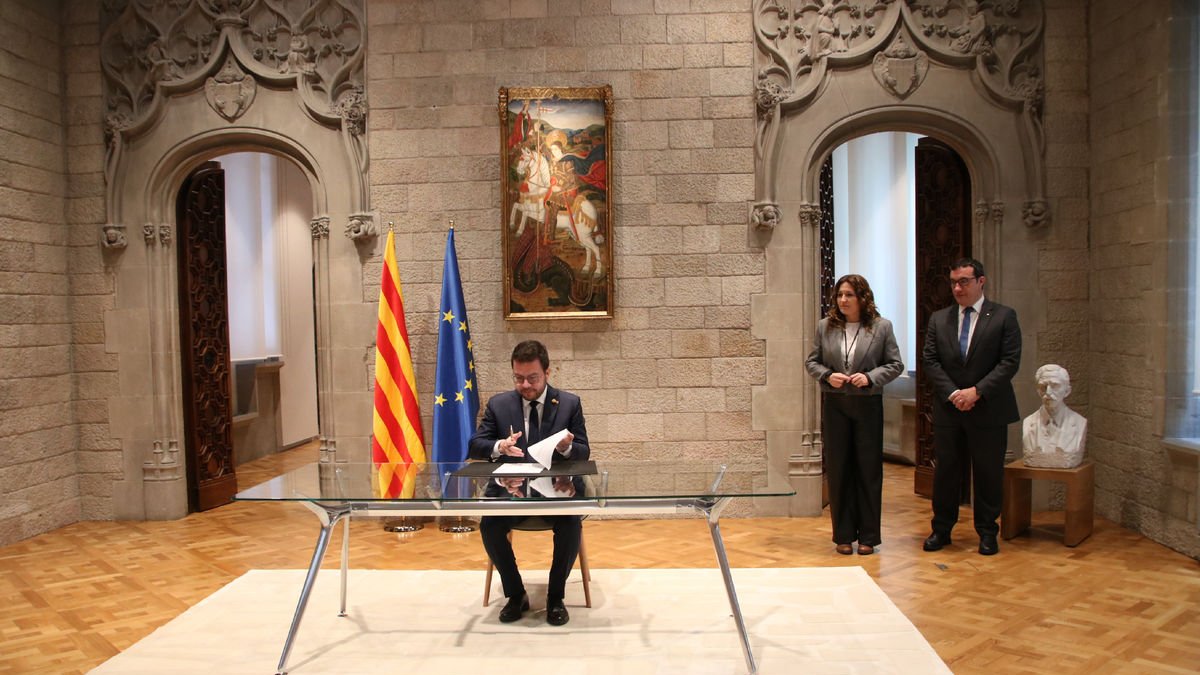 Aragonès firmant ahir el decret de convocatòria d’eleccions al costat de Laura Vilagrà i el secretari del Govern, Xavier Bernadí.