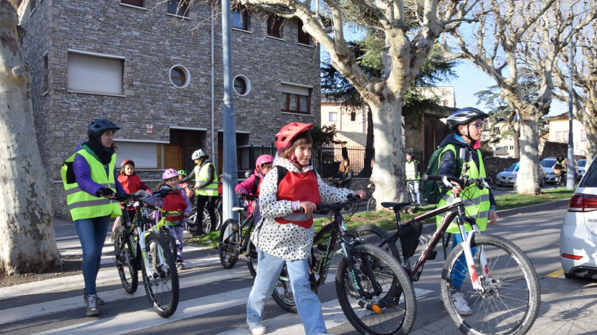 Els escolars van cobrir tres rutes en la primera jornada de l’activitat ciclista.