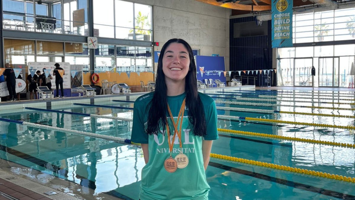 La nadadora Andrea Serlavós, de la UdL, amb les dos medalles.