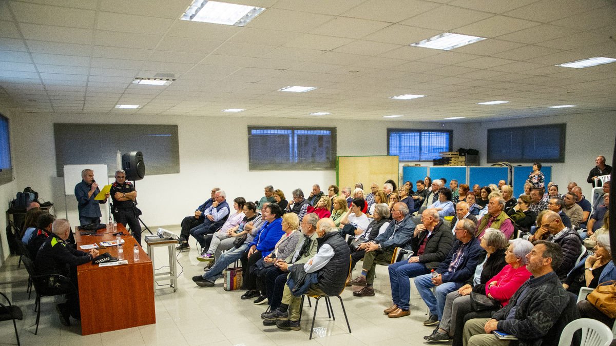Més de cent veïns de l’Horta van atendre ahir els consells de seguretat de Mossos i Guàrdia Urbana.