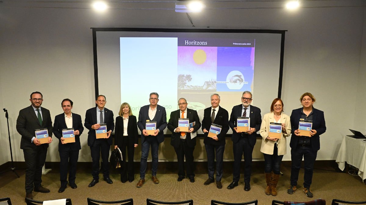 Autoritats de Lleida i responsables de la revista ‘Horitzons’, ahir abans de la presentació.