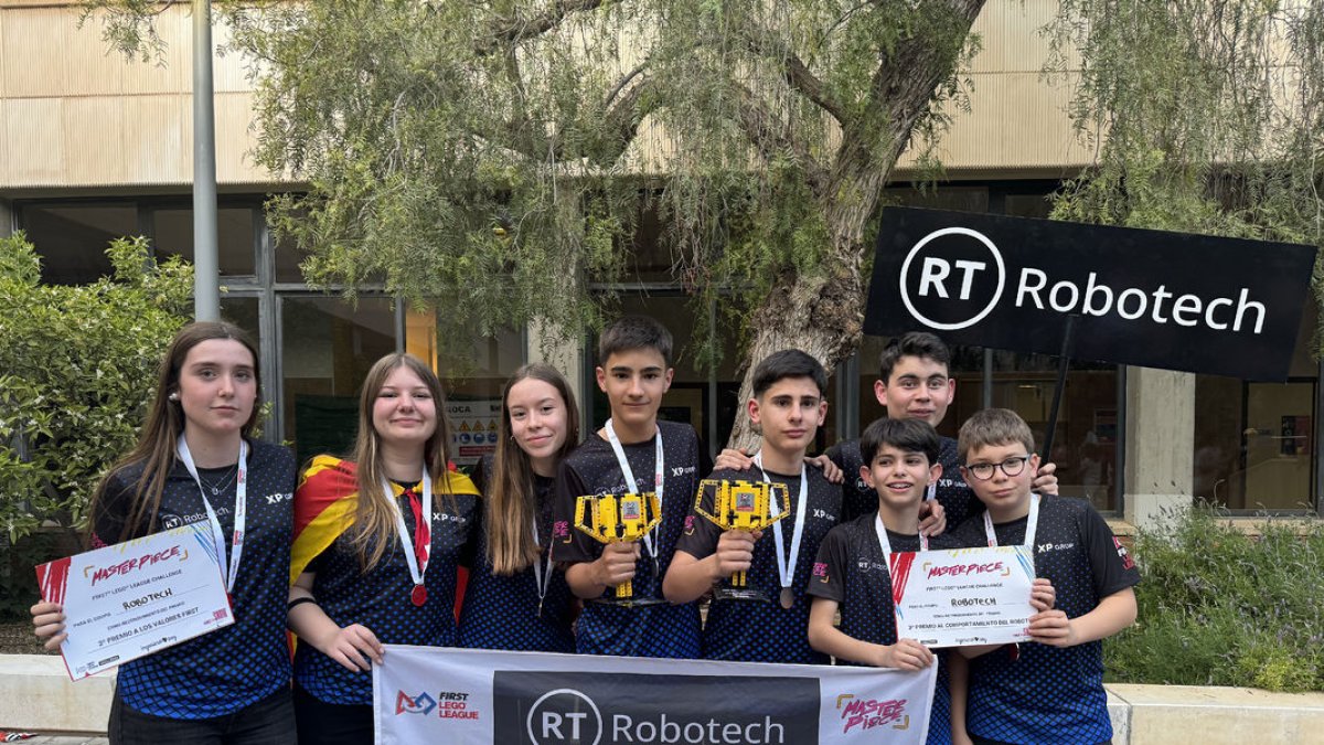 L’equip Robotech de Mollerussa, integrat per 8 joves aficionats a la programació i la robòtica.