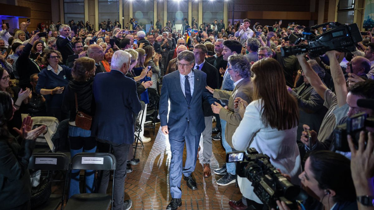 Puigdemont, aclamat a l’arribar a l’acte a Elna, on ahir va confirmar la seua candidatura per al 12M.