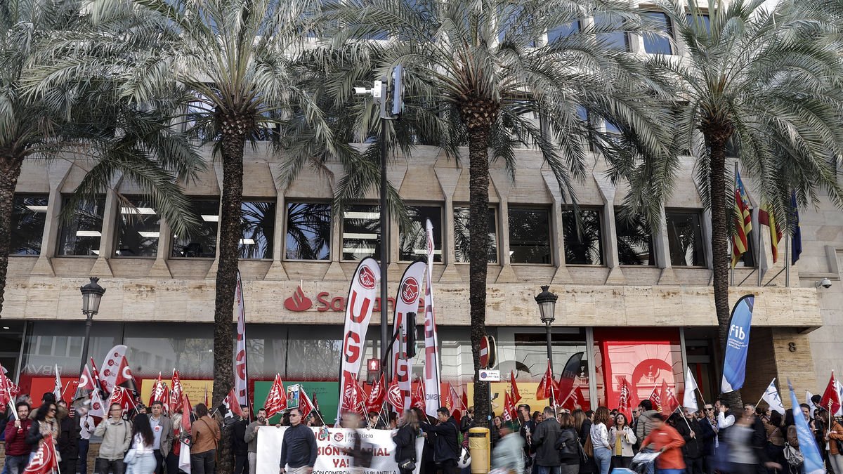 Manifestants ahir davant d’una seu del Santander a València.