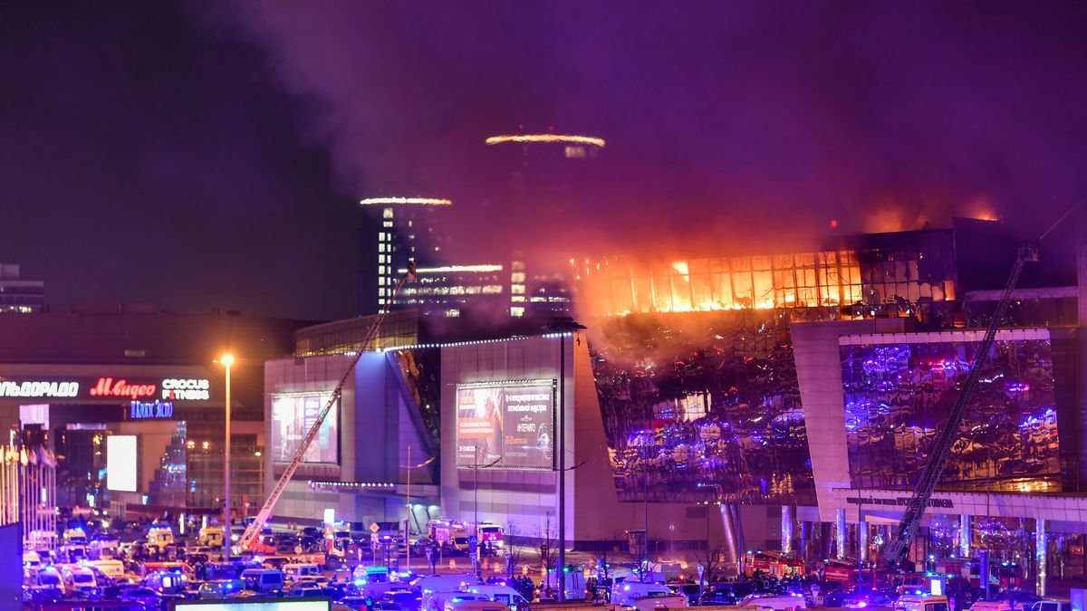 L’edifici en el qual es va produir l’atac, ahir entre flames.