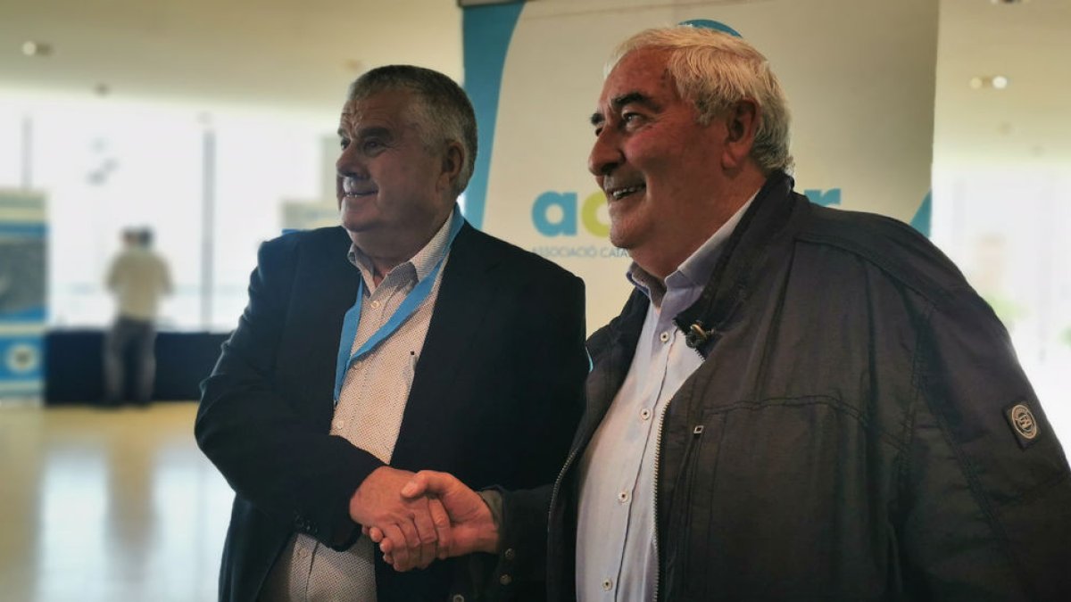 Josep Maria Jové, a l’esquerra, i Amadeu Ros es donen la mà després de la proposta de fusió de canals.