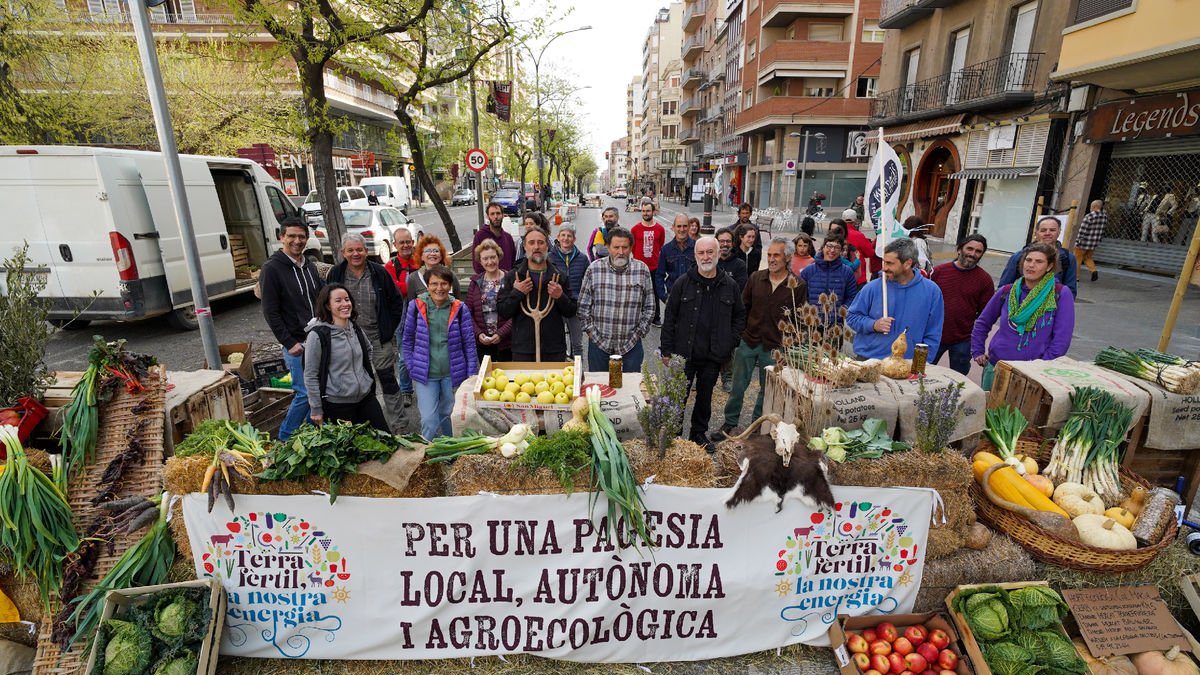 Agricultors i membres de les organitzacions convocants ahir al tall a Prat de la Riba.