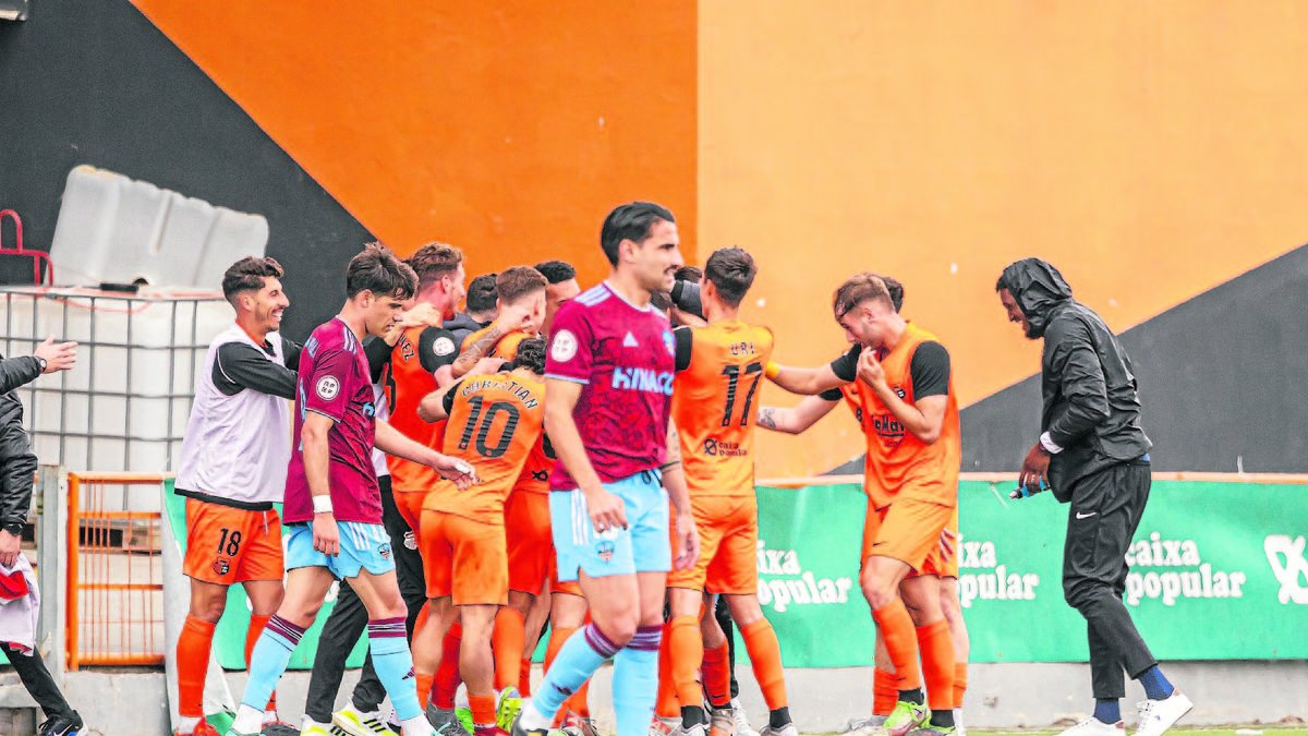 Els jugadors del Torrent celebren un dels seus dos gols, amb Chuli i Ton Ripoll contrariats.