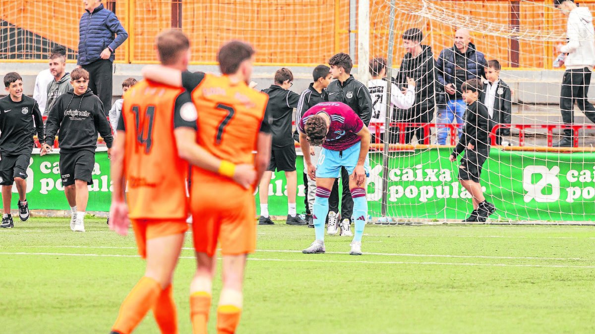 Els jugadors del Torrent celebren un dels seus dos gols, amb Chuli i Ton Ripoll contrariats.