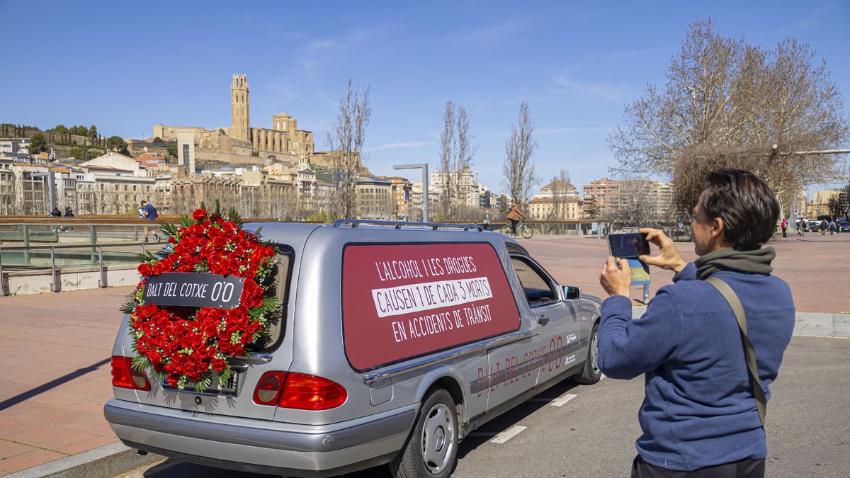 El cotxe fúnebre de la campanya de Trànsit va recórrer els carrers de Lleida ciutat i altres de lleidatanes el 12 de març passat.
